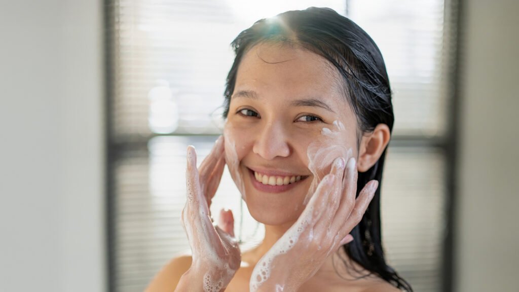 Gunakan Fresher Than Ever Facial Wash angkat kotoran hingga perbaiki skin barrier