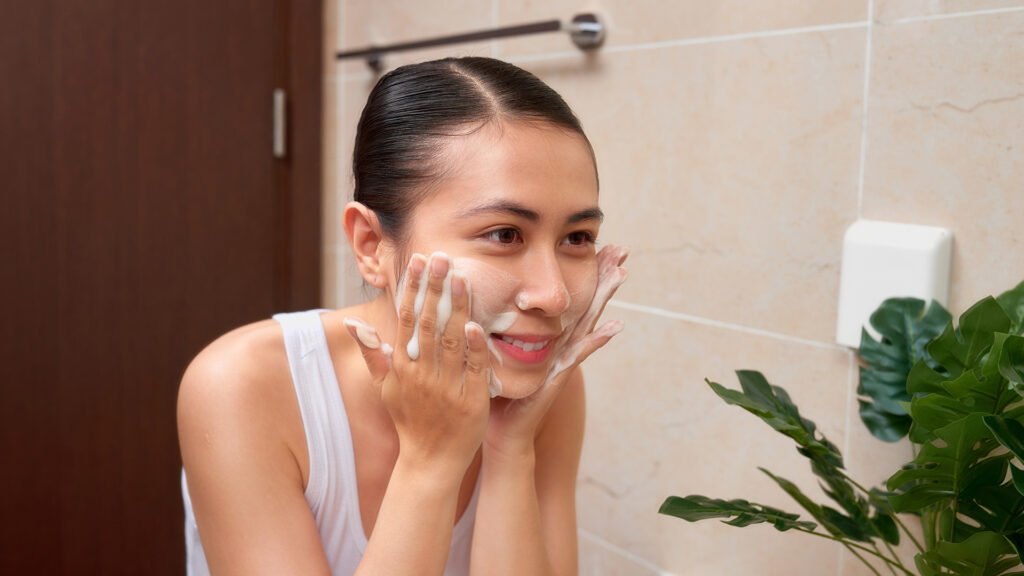 Inti dari double cleansing adalah mencuci muka dengan facial wash