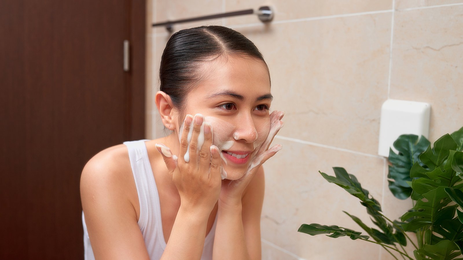 Inti dari double cleansing adalah mencuci muka dengan facial wash