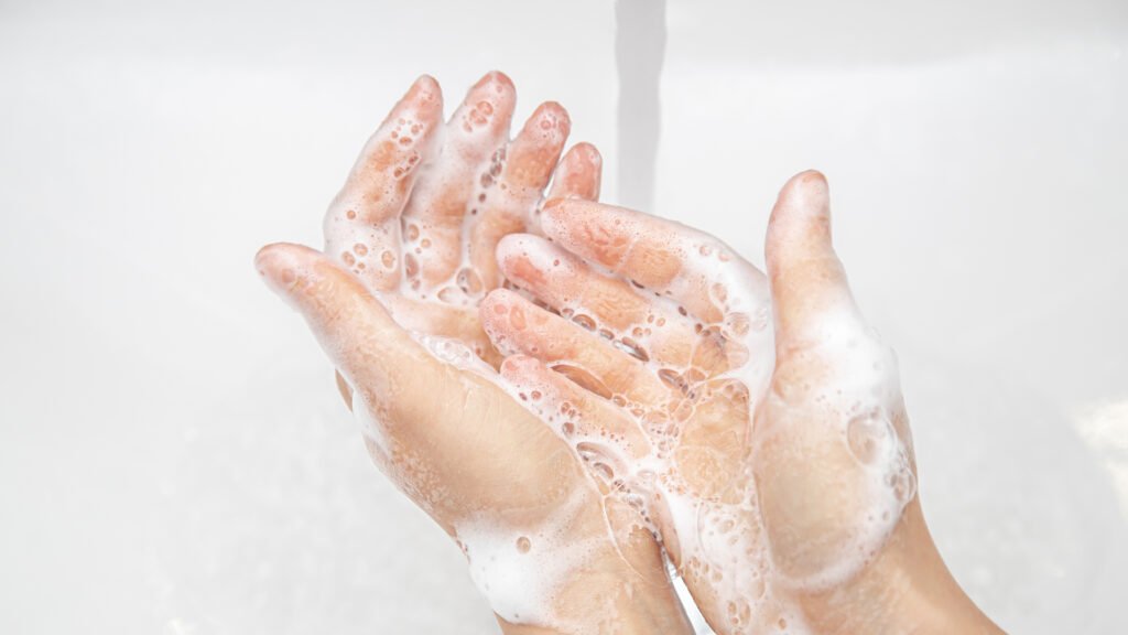 Facial Wash untuk Kulit Berminyak: Deep Clean Without the Drama