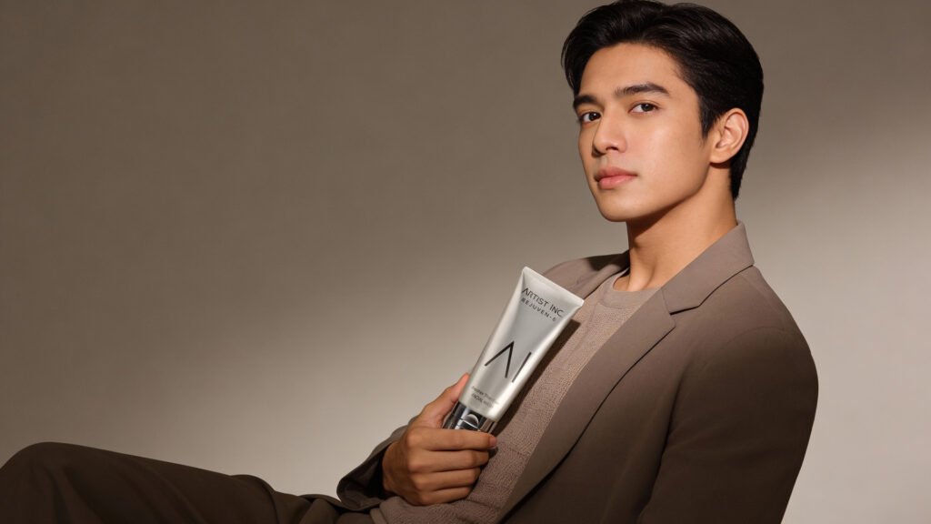 Pria memegang product facial wash