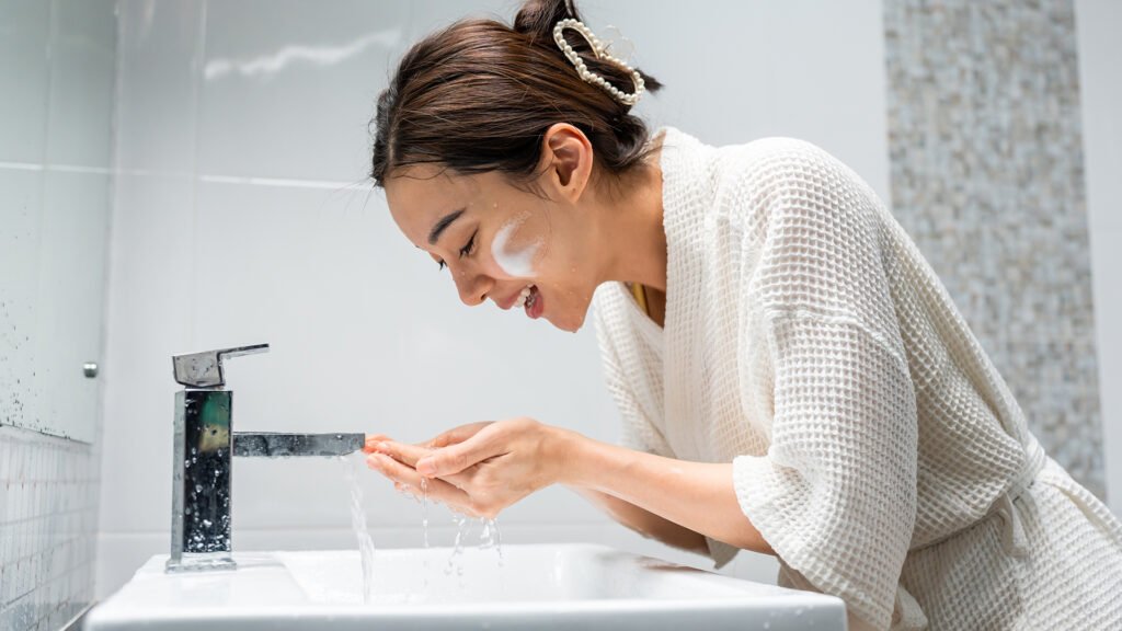 Seseorang cuci muka dengan Fresher Than Ever Facial Wash
