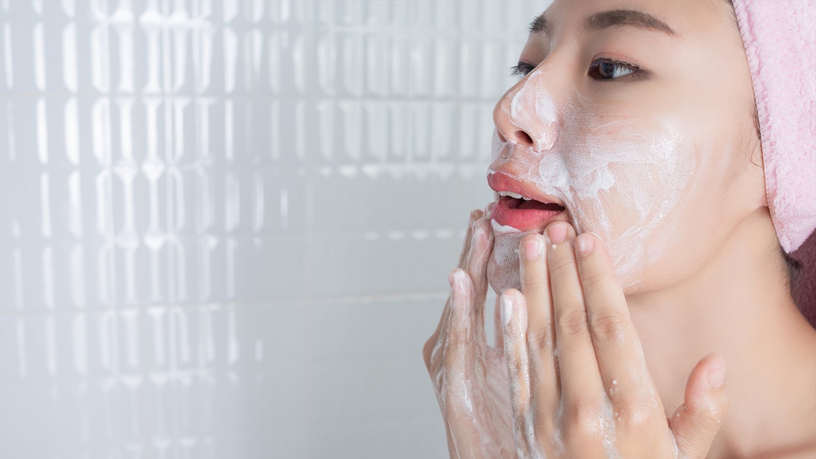 Gunakan Fresher Than Ever Facial Wash yang cocok untuk semua jenis kulit