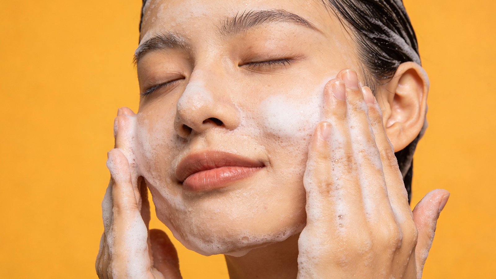perempuan sedang mencuci wajah dengan fresher than ever facial wash